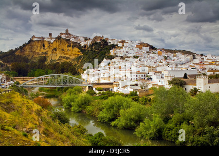 Arcos de la Frontera e Guadalete river, Cadice, Andalusia, Spagna, Europa Foto Stock