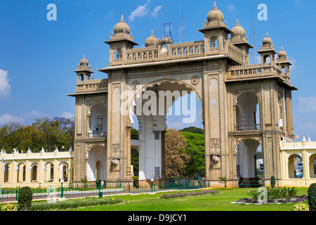 Porta Orientale di Mysore Palace. Il Karnataka, India Foto Stock