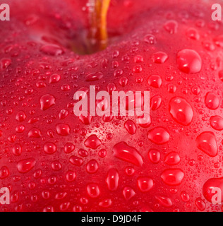 Red apple con gocce d'acqua macro shot Foto Stock
