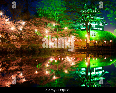 Takada Castello con fiori di ciliegio in illuminazione notturna, Niigata, Giappone Foto Stock