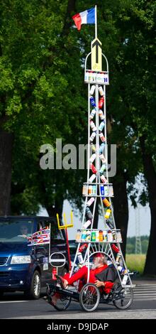 Storkow, Germania, 20 giugno 2013. Noleggio designer Dieter (Didi) Senft presenta la sua nuova bicicletta unico con una torre Eiffel in cima a Storkow, Germania, 20 giugno 2013. Il 'Tour Teufel' (lit: tour del diavolo) da Senft consiste di un triciclo coricata con un 5.9 m alto Tour de France che è decorato con 55 bottiglie di bevande. Essa è stata realizzata per il centenario del Tour de France di quest'anno. Senft è noto per la sua unica e biciclette e ha 17 voci nel Guinness dei record. Foto: PATRICK PLEUL Credito: dpa picture alliance/Alamy Live News Foto Stock