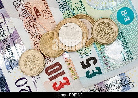 Libbre di denaro contante monete sterlina britannica. Foto Stock