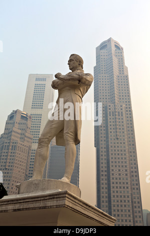 Singapore Raffles statua al Boat Quay, sotto una coltre di foschia spessa da annuale stagione secca a bruciare in Indonesia. Foto Stock