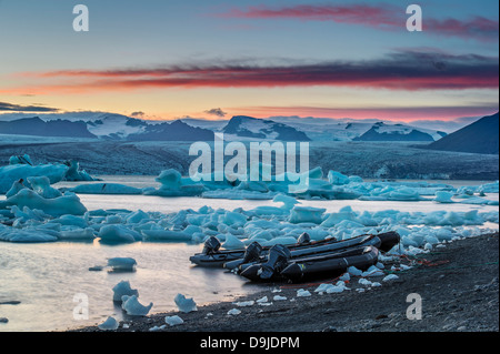 Jokulsarlon laguna glaciale al tramonto, Breidamerkurjokull Glacier, ghiacciaio Vatnajokull, Islanda. Foto Stock