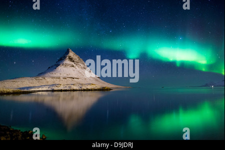 Aurora boreale con Mt. In Kirkjufell Grundarfjordur sulla penisola Snaefellsnes, Islanda. Foto Stock