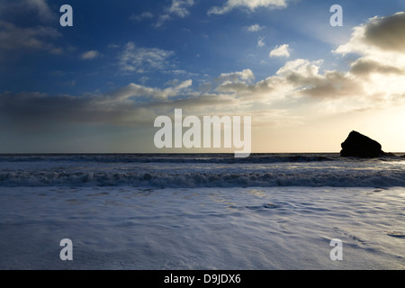 Tramonto sulla spiaggia Ballydowane, la costa di rame Geopark, vicino Bunmahon, nella contea di Waterford, Irlanda Foto Stock