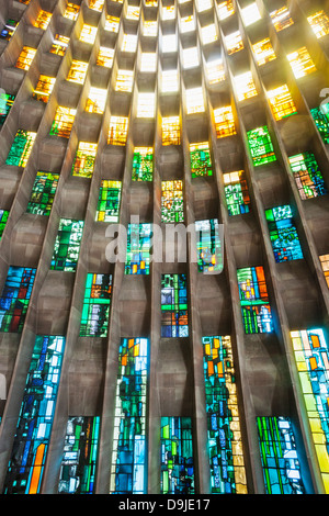 Warwickshire, Coventry, Nuova Cattedrale Coventry, la finestra del Battistero progettati da John Piper e dipinta da Patrick Reyntiens Foto Stock