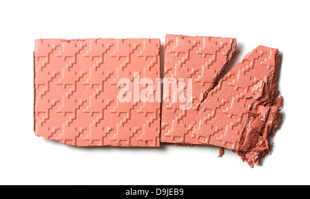 Blusher sbriciolato taglio compatto su uno sfondo bianco Foto Stock