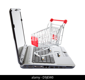 Shopping online. Carrello con il computer portatile su bianco. Foto Stock