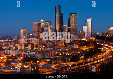 Seattle cityscape di notte con la torre di Columbia e la superstrada, come si vede dal Dott. Jose Rizal Park, Seattle, Washington. Foto Stock