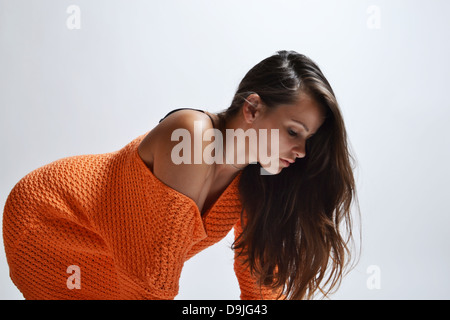 Bella donna in arancione maglione Foto Stock