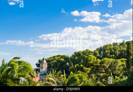 Gaudi casa con torre nel Parco Guell, Barcellona Foto Stock