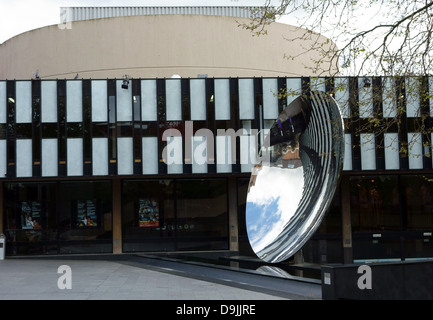 Sky specchio di Anish Kapoor al di fuori di Nottingham Playhouse, Inghilterra Foto Stock