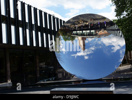 Sky specchio di Anish Kapoor al di fuori di Nottingham Playhouse, Inghilterra Foto Stock