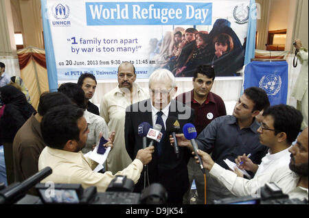 Alto Commissario delle Nazioni Unite per i rifugiati capo dell ufficio secondario a Peshawar, Jacques Franquin colloqui con persone di media durante la cerimonia in occasione della Giornata Mondiale del Rifugiato organizzato dall'UNHCR presso Puta Hall University di Peshawar, giovedì 20 giugno, 2013. Foto Stock