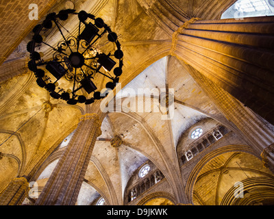 Interno della Santa Eulalia cattedrale nel quartiere Gotico di Barcellona, Spagna 1 Foto Stock