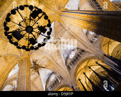 Interno della Santa Eulalia cattedrale nel quartiere Gotico di Barcellona, Spagna 1 Foto Stock