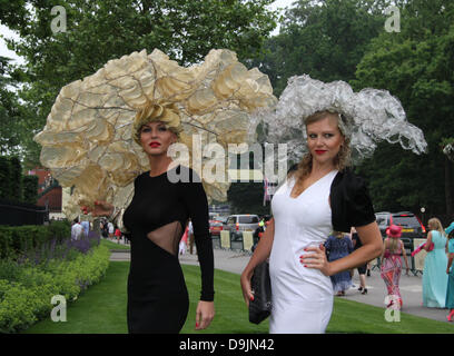 Racegoers assistere giorno due di Royal Ascot a Ascot Racecourse in Ascot, Inghilterra. Credito: WFPA/Alamy Live News Foto Stock