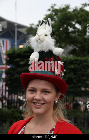 Racegoers assistere giorno due di Royal Ascot a Ascot Racecourse in Ascot, Inghilterra. Credito: WFPA/Alamy Live News Foto Stock