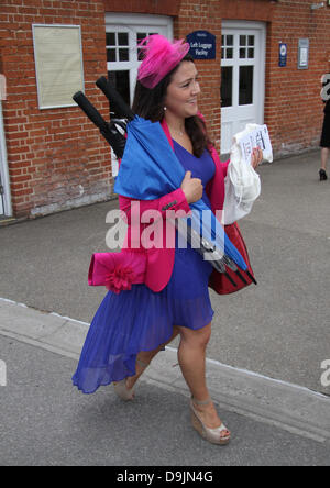 Racegoers assistere giorno due di Royal Ascot a Ascot Racecourse in Ascot, Inghilterra. Credito: WFPA/Alamy Live News Foto Stock