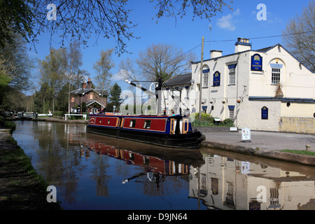 Un narrowboat ormeggiato sul Shropshire Union Canal di fronte al Shroppie Fly pub in Audlem, Cheshire Foto Stock