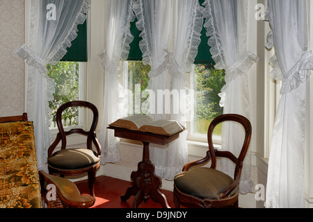 Vintage sunny soggiorno con finestra a bovindo e tende di pizzo. Robert Frost farm Derry, New Hampshire Foto Stock