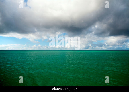 Nuvole temporalesche raccogliendo oltre l'oceano indiano, Seicelle Foto Stock