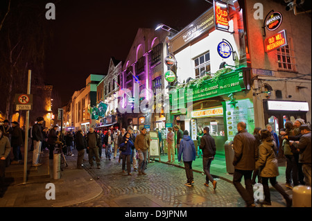 Sera folle di Temple Bar a Dublino un venerdì sera Foto Stock