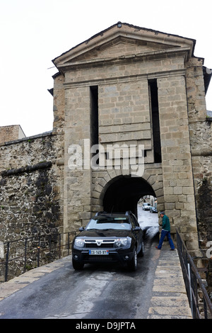 Car guida attraverso il gateway interni a Mont-louis fortezza di vauban UNESCO World Heritage Site mura pyrenees-orientales Foto Stock