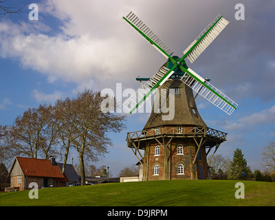 Smock mulino in Midlum, Wursten, distretto di Cuxhaven, Bassa Sassonia, Germania Foto Stock