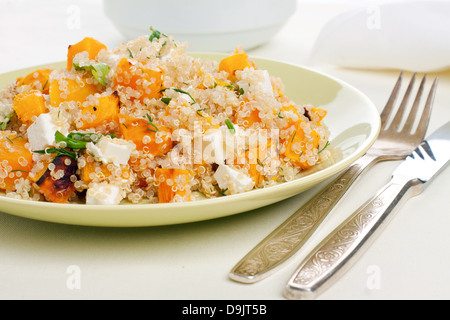 Piastra di quinoa insalata con feta e zucca Foto Stock