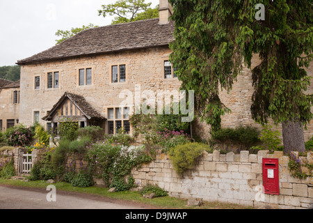 Case in pietra nel villaggio di Iford, Wiltshire, Inghilterra, Regno Unito Foto Stock