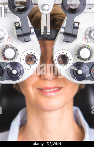 Determinazione dell'acuità visiva, spettacolo fornitura con phoropter in un occhio di dottore Foto Stock