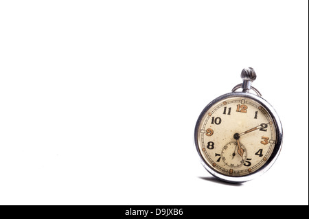 Vintage pocket watch isolato su bianco con spazio per il testo - il concetto di tempo Foto Stock