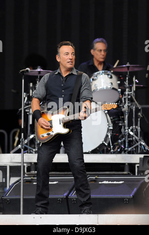 Bruce Springsteen suona la chitarra durante il concerto al Ricoh Arena, Coventry, Regno Unito. Parte della sua Wrecking Ball tour. Foto Stock