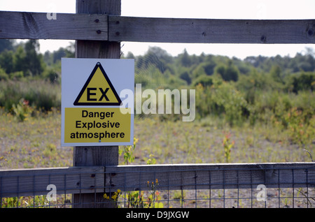 Segnale di avviso essere consapevole rischio di atmosfera esplosiva la salute e la sicurezza segnaletica Foto Stock