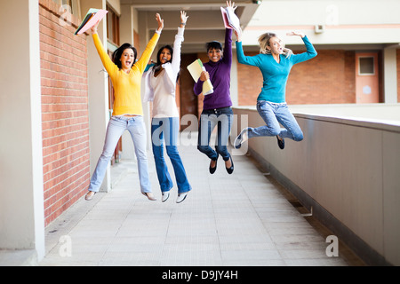 Gruppo di collegio femminile agli studenti il salto Foto Stock