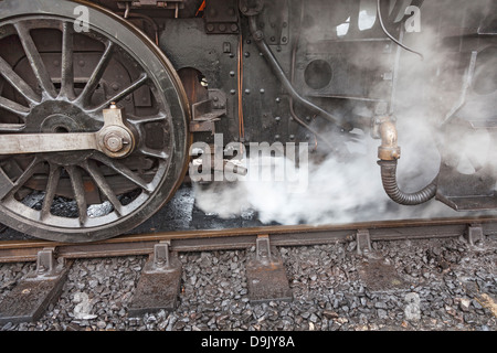 In prossimità delle ruote e giunti sul treno a vapore presso la ferrovia Bluebell, East Grinstead, West Sussex, Regno Unito Foto Stock