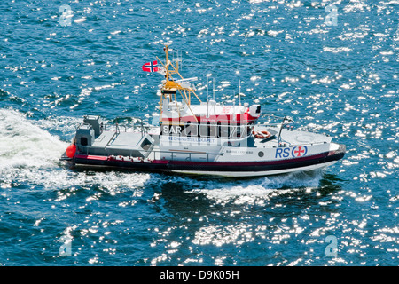 Ricerca ad alta velocità e di lancio di salvataggio su sun pezzata acque del porto di Bergen, Norvegia Foto Stock