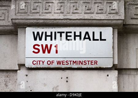 Whitehall street sign in alto sulla parete vicino a Downing Street, Westminster, London, Regno Unito Foto Stock