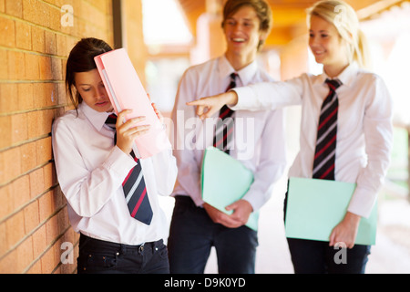 High School girl essendo intimorito dai compagni di classe Foto Stock