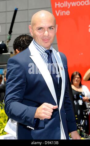 Los Angeles, CA, Stati Uniti d'America. Xx Giugno, 2013. Pitbull alla cerimonia di induzione per la stella sulla Hollywood Walk of Fame per Jennifer Lopez, Hollywood Boulevard, Los Angeles, CA 20 Giugno 2013. Credito: Elizabeth Goodenough/Everett raccolta/Alamy Live News Foto Stock