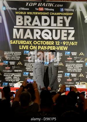 Beverly Hills CA. Stati Uniti d'America. Xx Giugno, 2013. (L-R) Undefeated World Boxing Organization (WBO) campione del welterweight Timothy Bradley pone con il Messico di quattro-division campione del mondo Juan Manuel Marquez per loro il 12 ottobre del campionato del mondo di evento di oggi con una Los Angeles news conferenza presso il Beverly Hills Hotel Credit: Gene Blevins/ZUMAPRESS.com/Alamy Live News Foto Stock