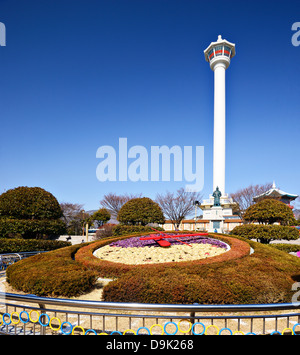 Busan, Corea del Sud - 11 Febbraio 2013: turisti di Busan Tower. La torre è a 118 metri di altezza ed è stato costruito nel 1973. Foto Stock