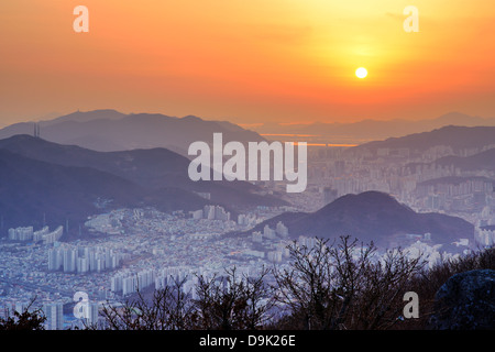 Skyline di Busan, Corea del Sud di notte. Foto Stock