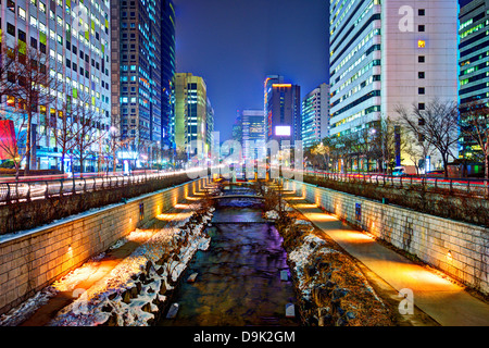 Flusso di Cheonggyecheon a Seul, in Corea del Sud è il risultato di un massiccio rinnovamento urbano progetto. Foto Stock