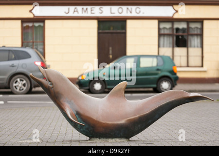 La statua in bronzo di Fungie il delfino sul porto di Dingle, nella contea di Kerry in Repubblica di Irlanda Foto Stock