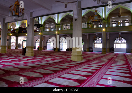 La moschea del sultano interni e tappeti e lampadari: Singapore Foto Stock