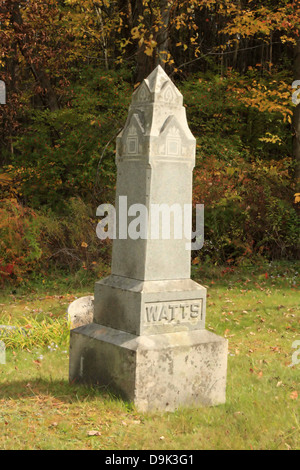 Cimitero lapide marcatore grave obelisco pietra marmo Watt family autunno autumn tree Foto Stock