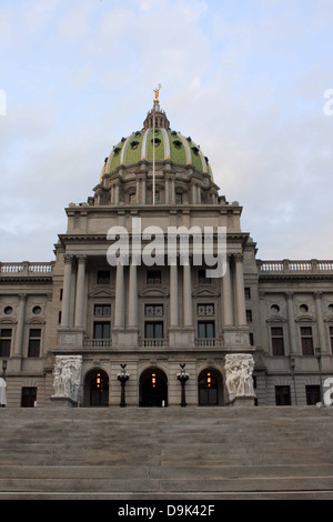 State Capitol Building in Harrisburg, PA, Pennsylvania, USA dome passi colonne pilastri fascade Foto Stock